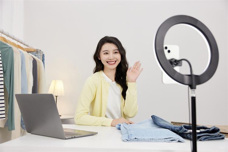 一个人怎么做电商直播呢
