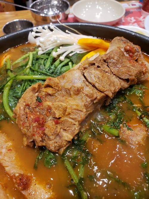 韩国87元一碗的排骨汤全是大肥肉