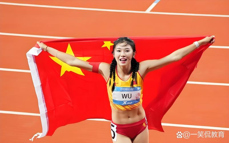 吴艳妮夺冠后向现场观众比心鞠躬