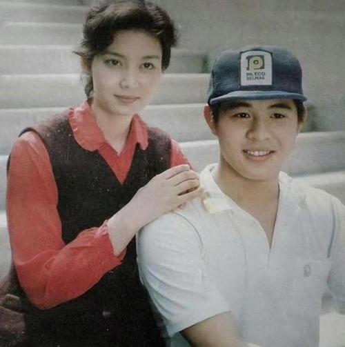 李连杰官宣大女儿将结婚 送车当礼物