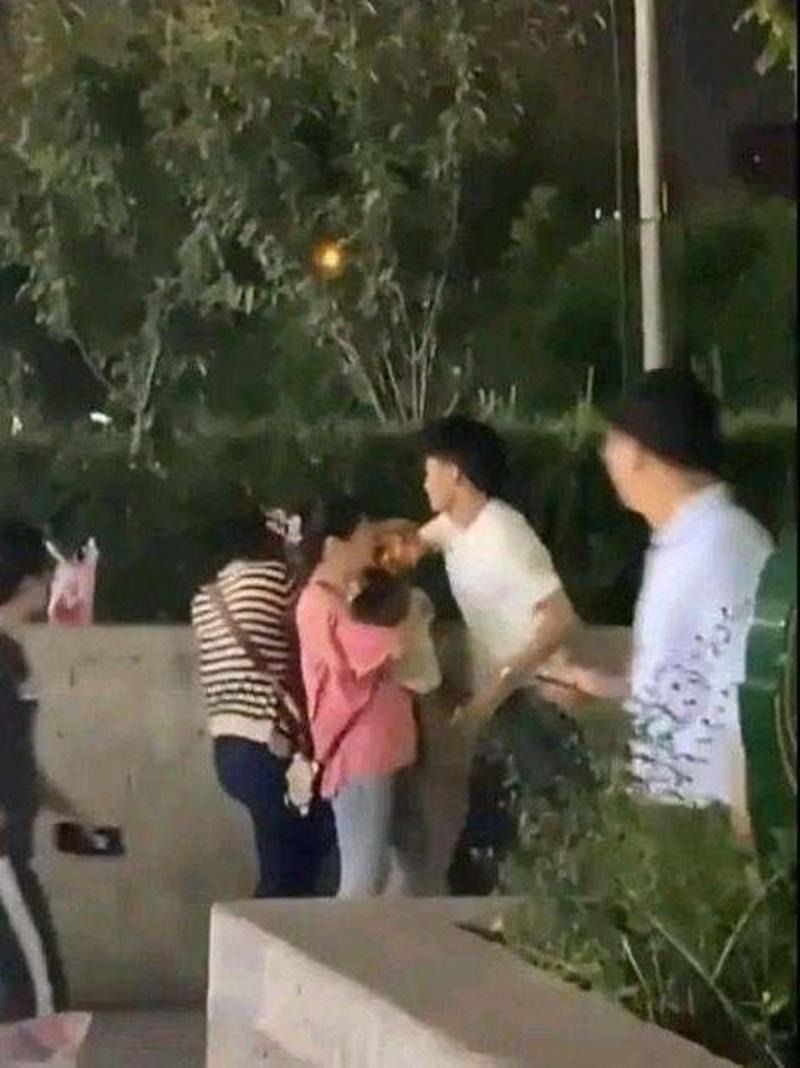 男子因女友穿裙子出门对其殴打强奸