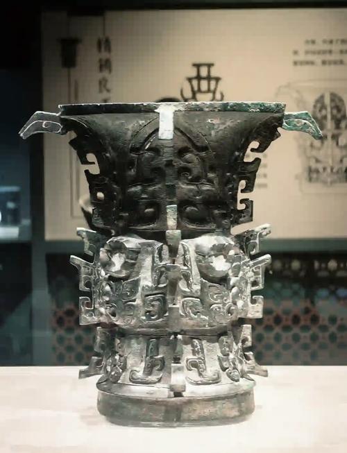 青铜器展柜内有一部手机 博物院回应