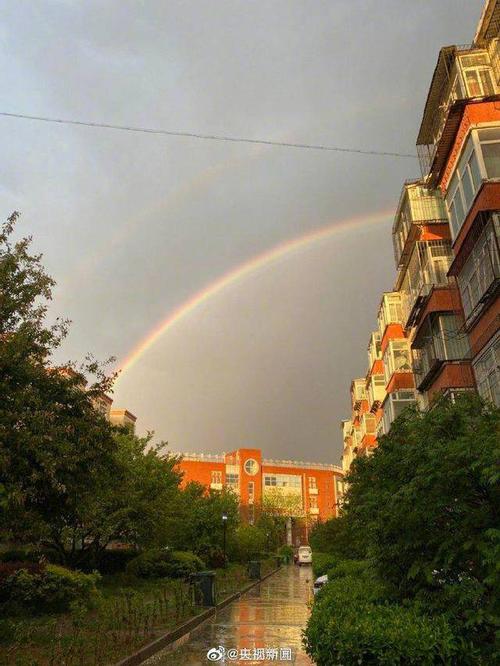 北京暴雨过后出现“双彩虹”