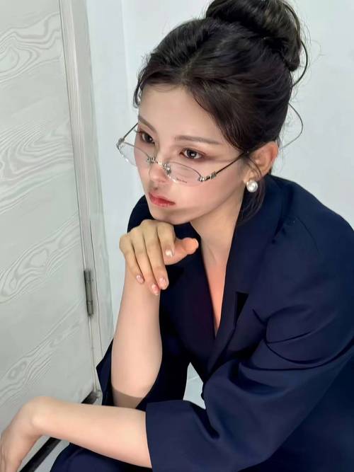 杨超越自曝近视700度