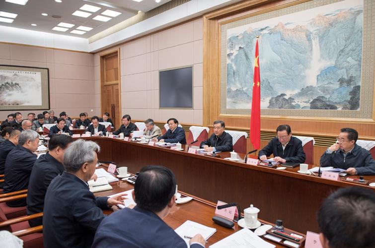 中共中央政治局召开会议