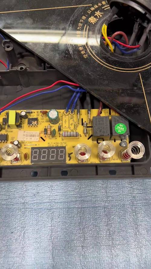 电磁炉通电不显示怎么修
