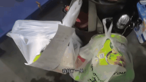 记者兼职送外卖 1晚挣了29块