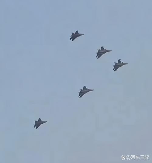 造一架阅兵中的舰载机有多难
