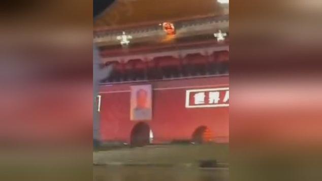 在抵达天安门前返航 他们一样光荣