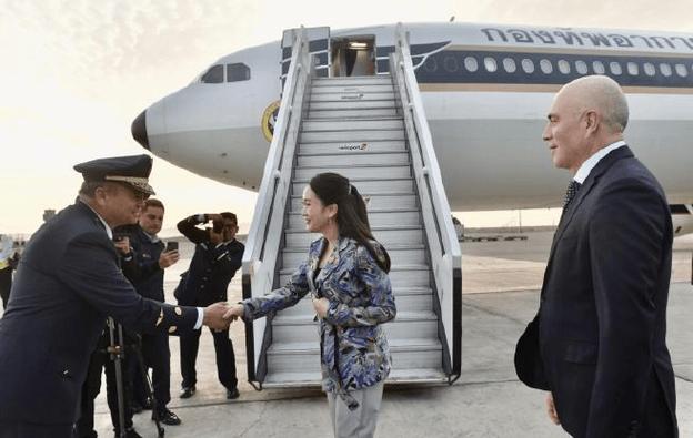 泰国新总理会开飞机还精通乐器