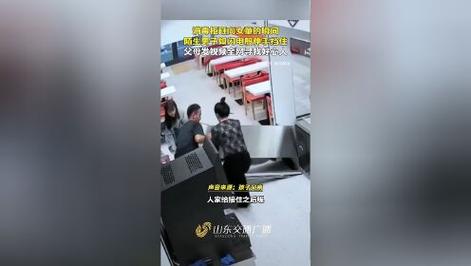 游客将茶卡盐湖铺路盐成袋装走