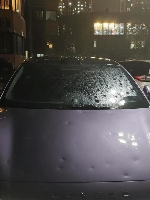 北京冰雹：车盖被砸出“气泡膜”