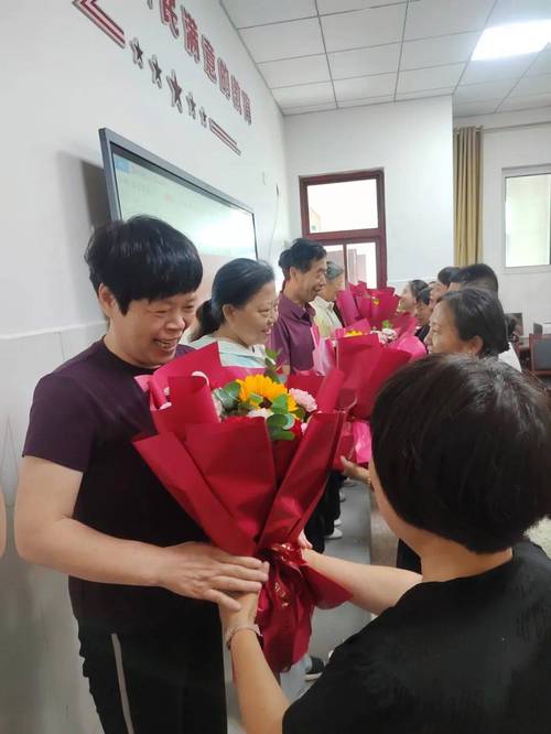 退休老师成了学校争抢的香饽饽