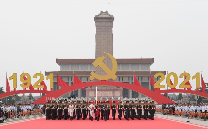 习近平深情瞻仰人民英雄纪念碑