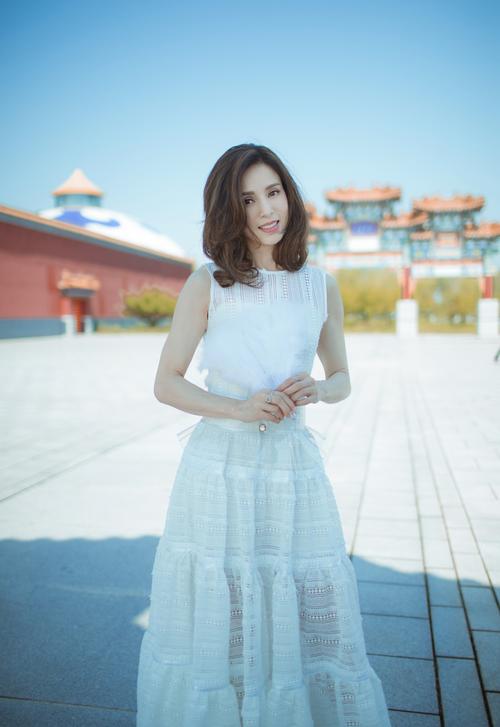 “小龙女”李若彤国庆点赞高铁外卖