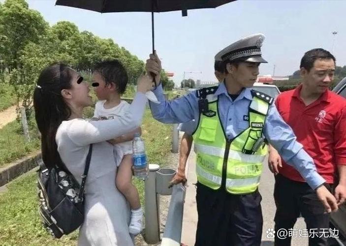 女孩过路捡起国旗 交警挡住车流