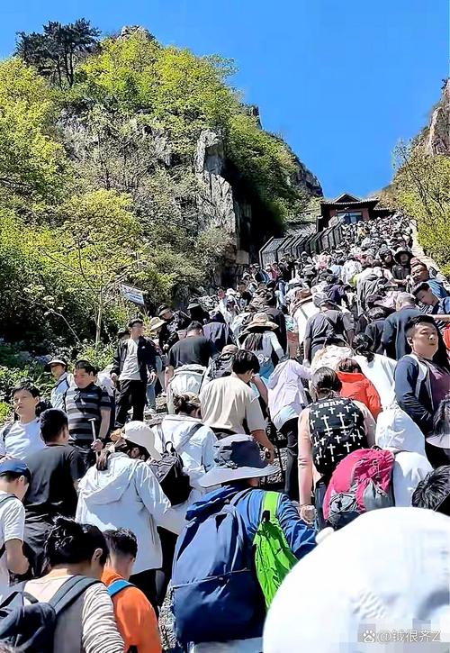假期首日景区现状：爬山人潮“凝固”