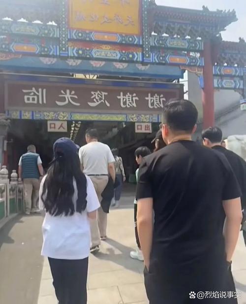 游客获西安大爷现场教学拍城墙水槽