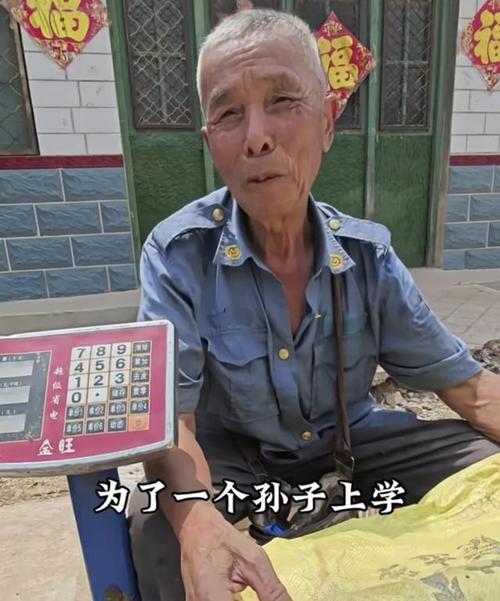 爷爷卖菜攒3万 孙子放宝马车内被盗