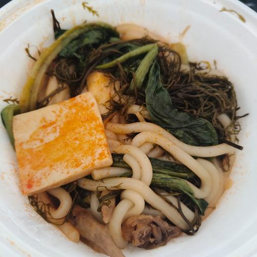 女子在曹氏鸭脖麻辣烫中吃出壁虎
