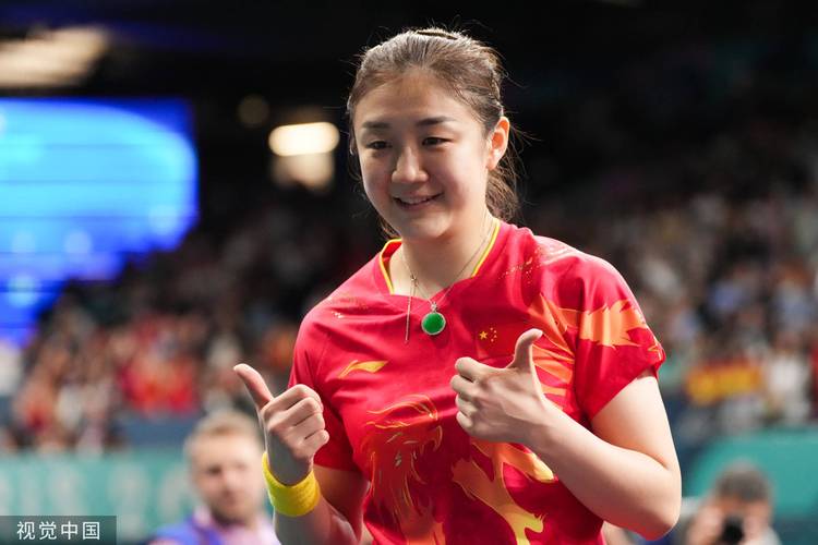 国乒女团高举国旗庆祝
