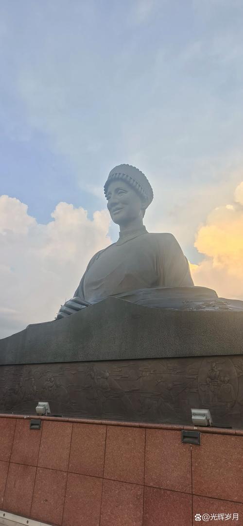 杨振宁雕像前放满鲜花