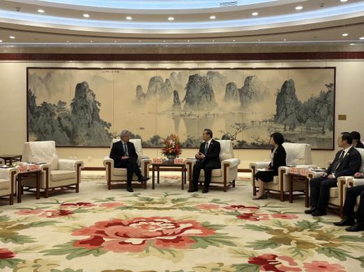 何立峰：希望美方与中方相向而行