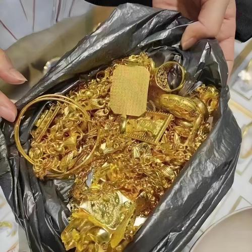 女子丢金项链 民警翻3吨垃圾找到