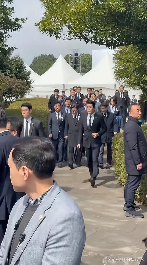 李在明开会时3名官员轮流自拍