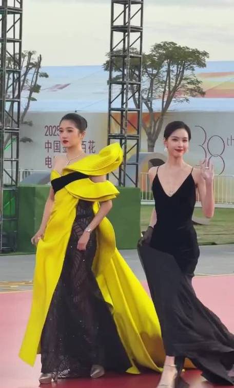 关晓彤陈都灵金鸡奖红毯同框
