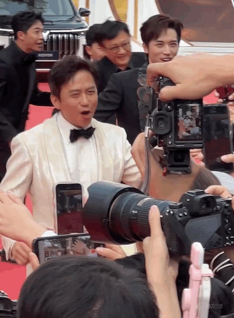 邓超走红毯帮观众捡水