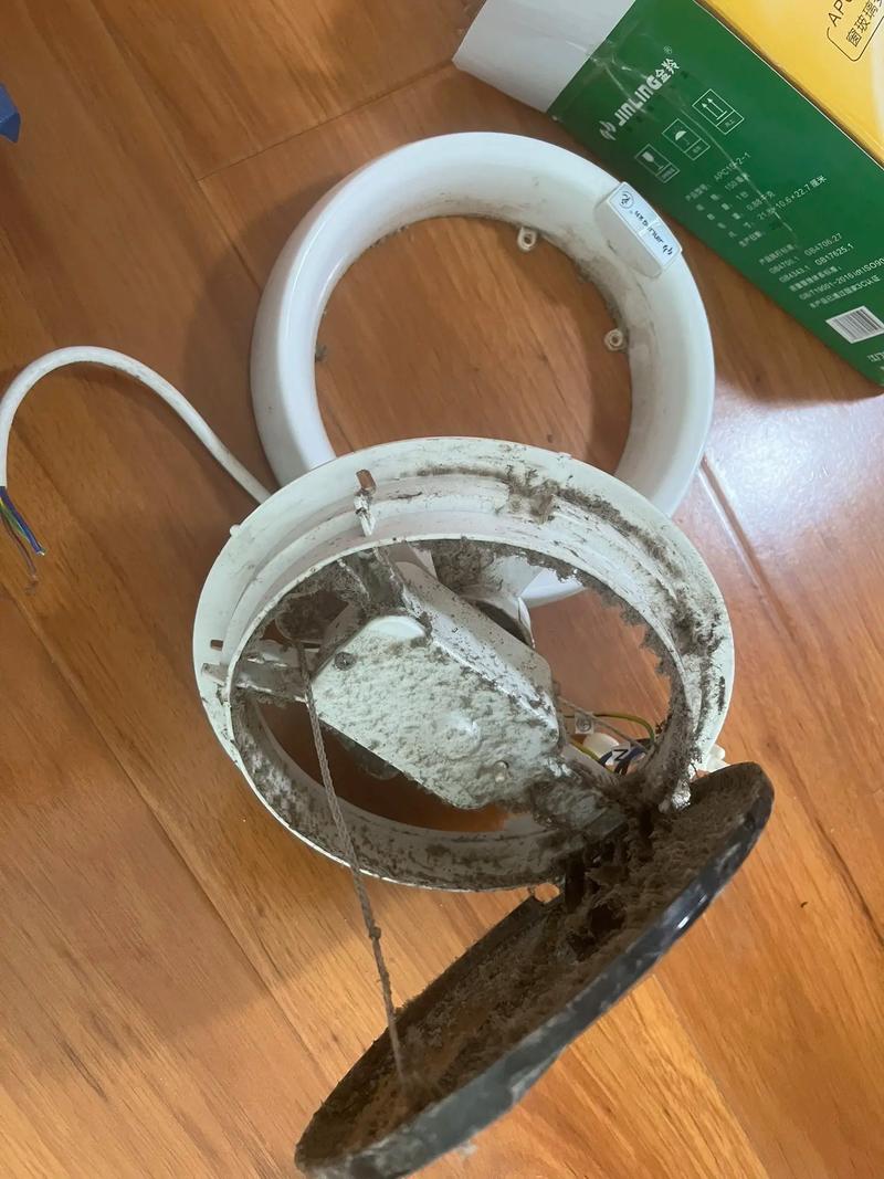 风冷风扇漏水怎么修